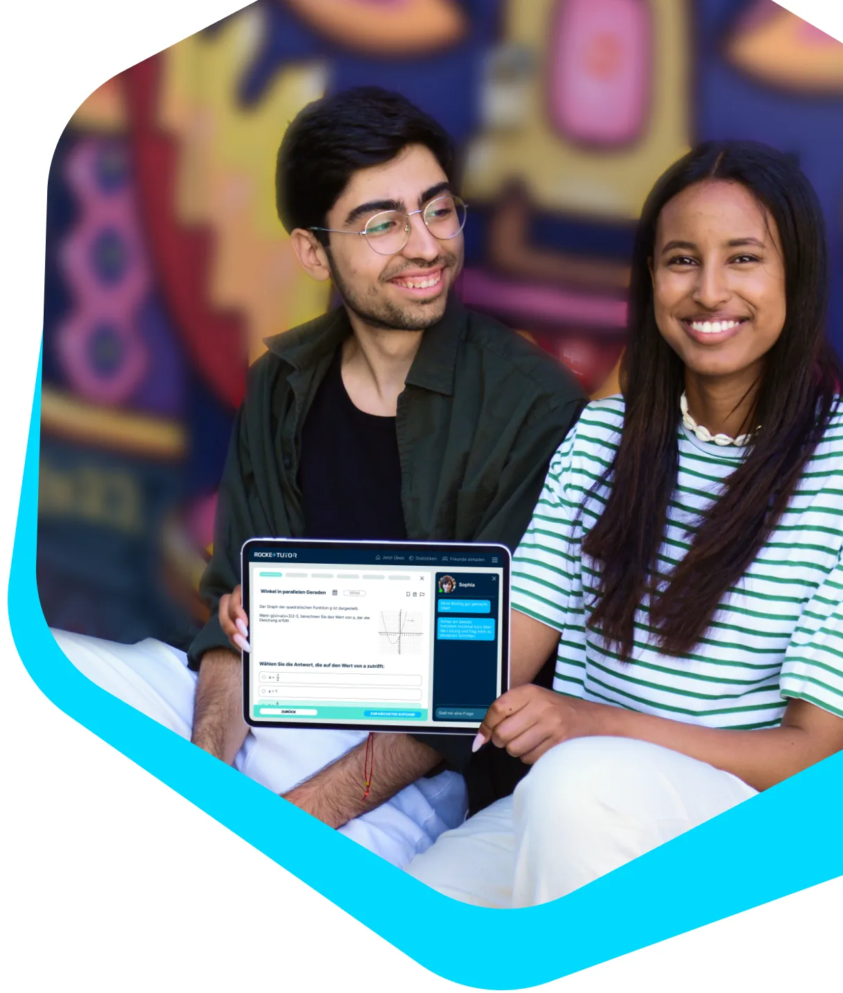 Zwei glückliche Schüler:innen, die mit rockettutor.de ihre Noten verbessert haben, zeigen ein iPad mit der rockettutor.de Website.