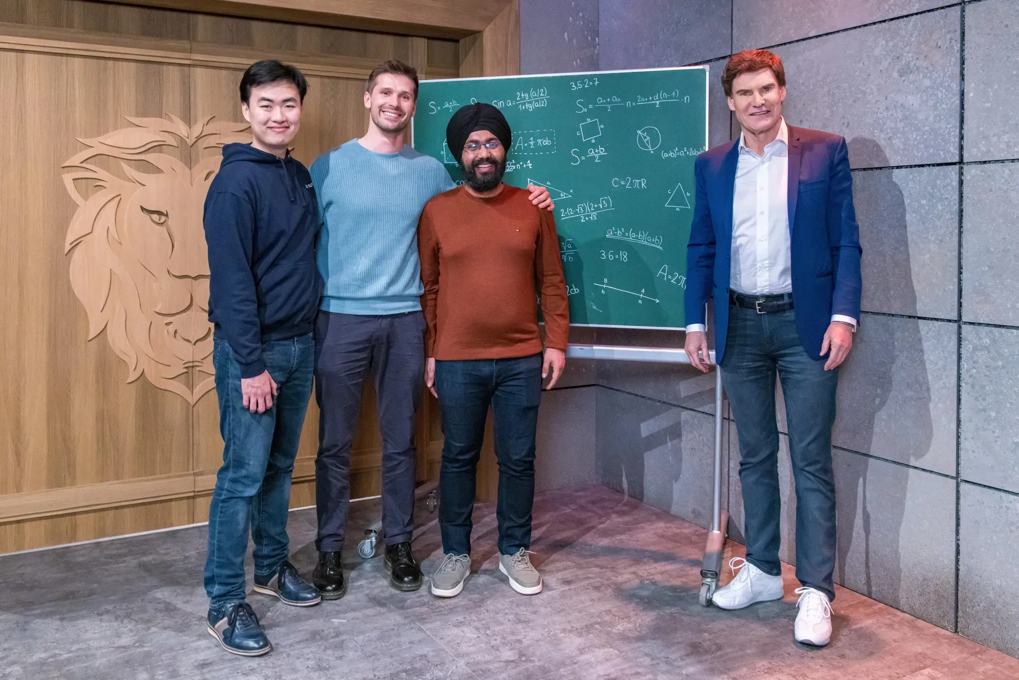 ROCKETTUTOR BEI "DIE HÖHLE DER LÖWEN, Gründer Lionel Rühlemann, Komaldeep Chahal, Yue Wu und Investor Carsten Maschmeyer