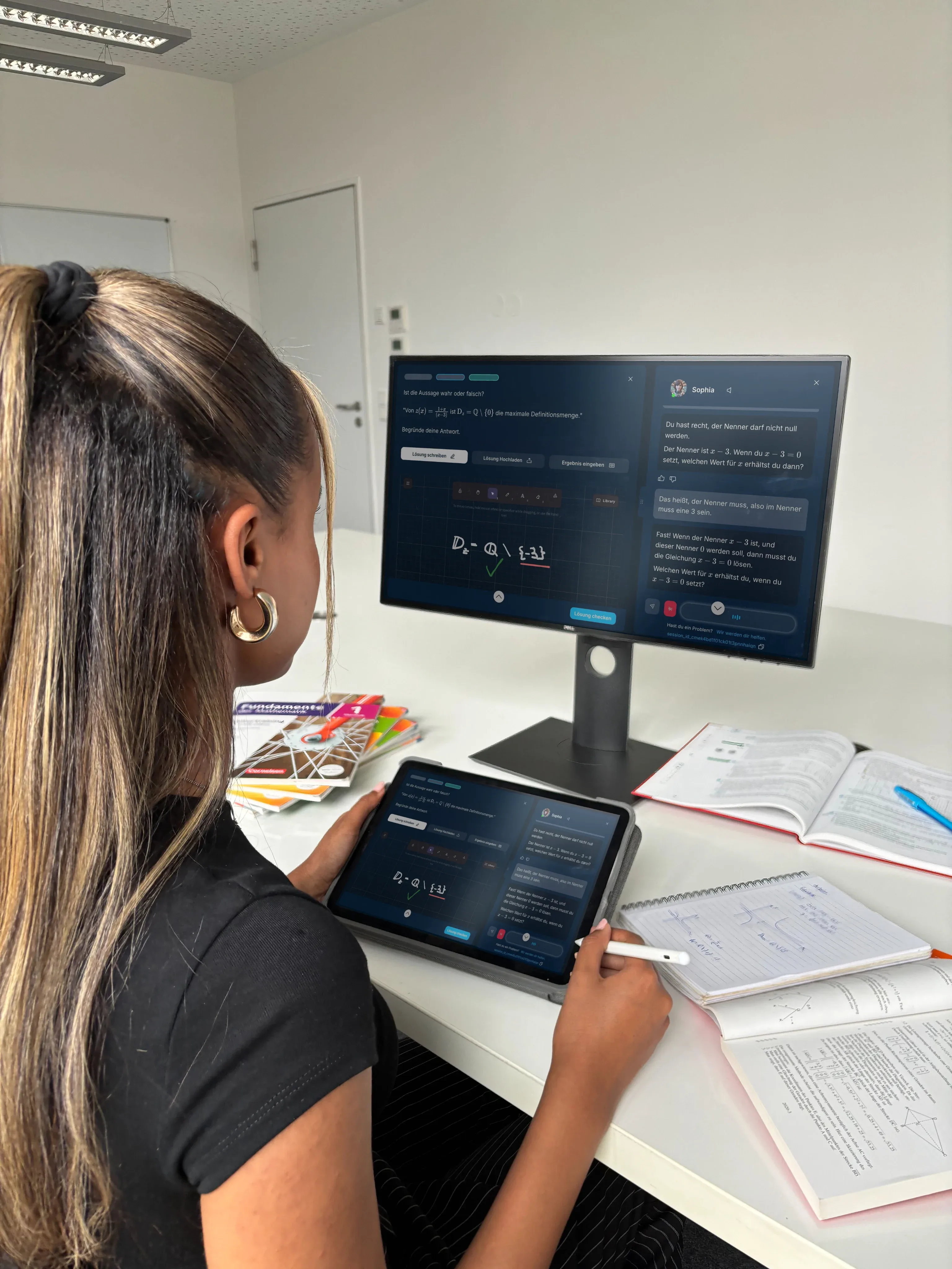 Schülerin am Schreibtisch